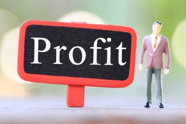 İşadamı stand ahşap işareti kar metnin yakınında.