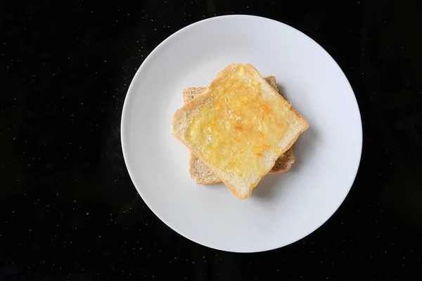 Brot mit Marmelade Ananas. — Stockfoto