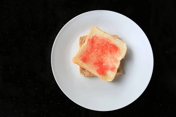 Brood met jam aardbei. — Stockfoto