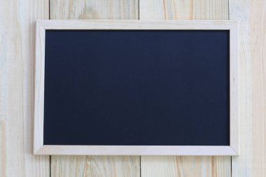 ahşap çerçeve üzerinde bir ahşap zemin ve kopya alanı var.