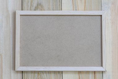 ahşap çerçeve üzerinde bir ahşap zemin ve kopya alanı var.