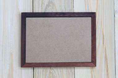 ahşap çerçeve üzerinde bir ahşap zemin ve kopya alanı var.