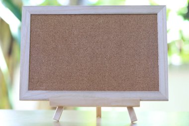 Yeşil bokeh arka plan boş ahşap tahta.