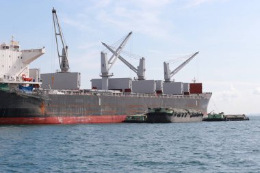 Denizde kargo gemisi.