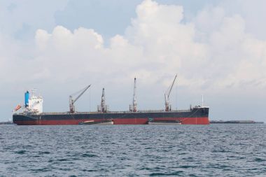 Denizde kargo gemisi.