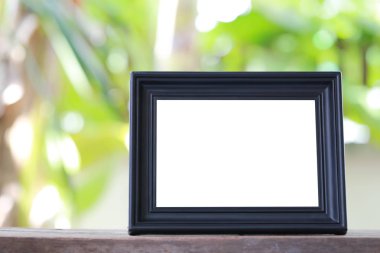 Modern resim çerçevesi bir ahşap zemin üzerinde yer.