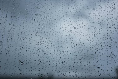 Yağmur suyu camına.