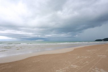 Deniz plaj ve yağmur bulut gökyüzü.