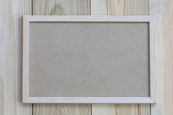 ahşap çerçeve üzerinde bir ahşap zemin ve kopya alanı var.