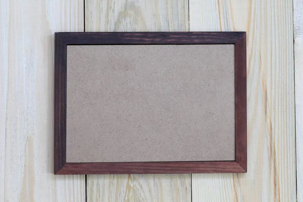 ahşap çerçeve üzerinde bir ahşap zemin ve kopya alanı var.