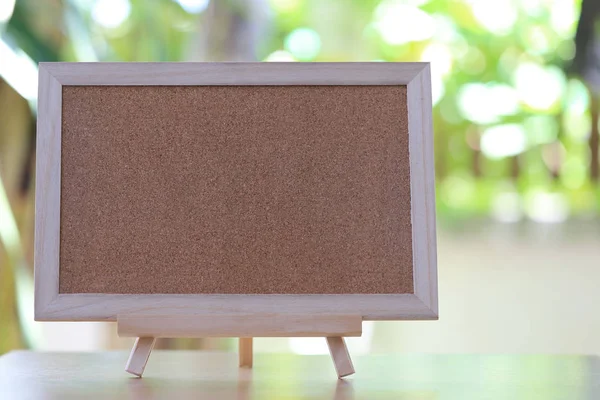 Yeşil bokeh arka plan boş ahşap tahta.