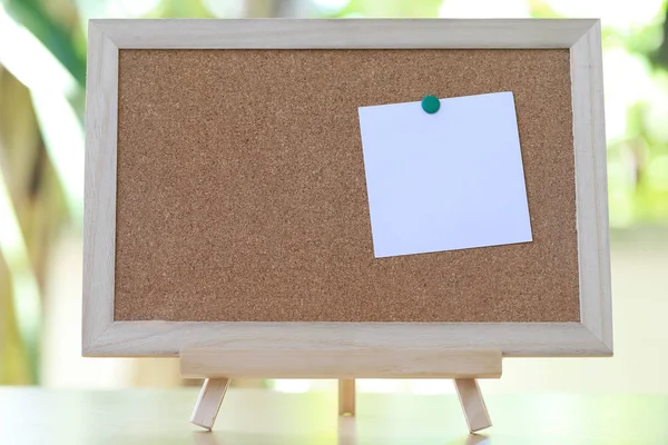 Notlar ahşap kurullarında beyaz ve kopya alanı var.