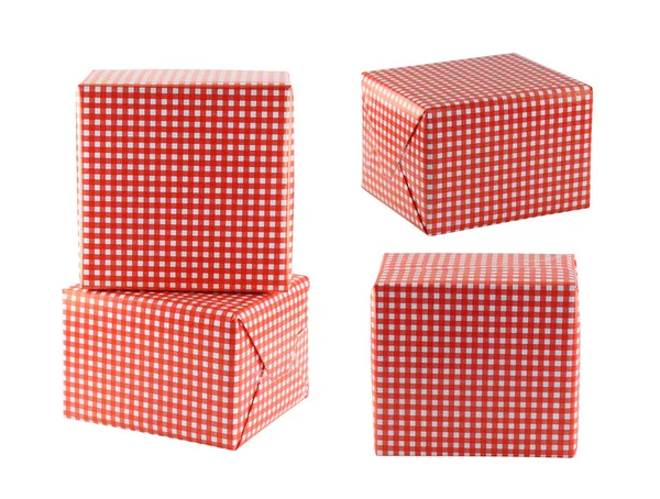 Червона подарункова коробка ізольована на білому тлі . — стокове фото