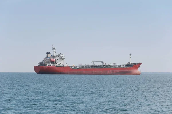 Frachtschiff im Meer. — Stockfoto