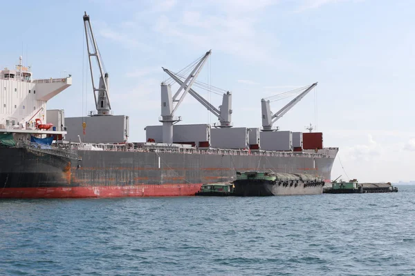 Denizde kargo gemisi.