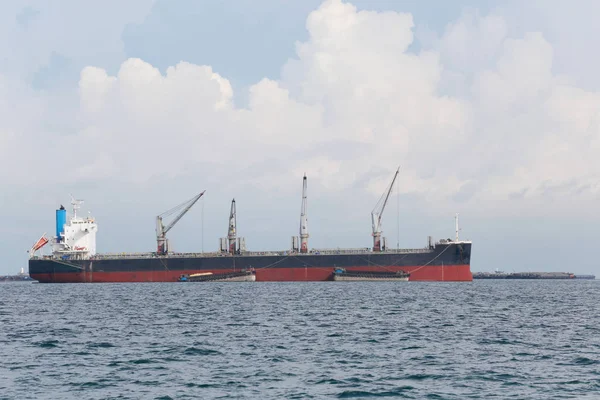 Denizde kargo gemisi.