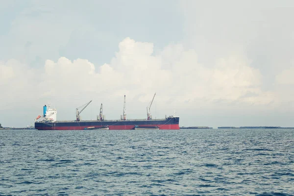 Denizde kargo gemisi.