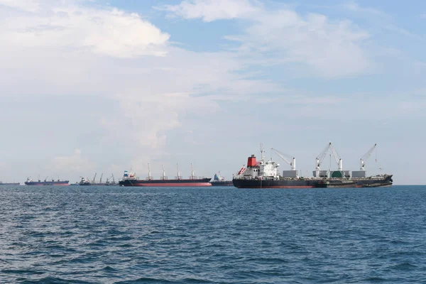 Denizde kargo gemisi.