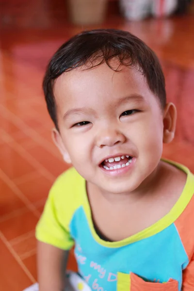 Gesichter asiatischer Jungen in glücklicher Rührung. — Stockfoto