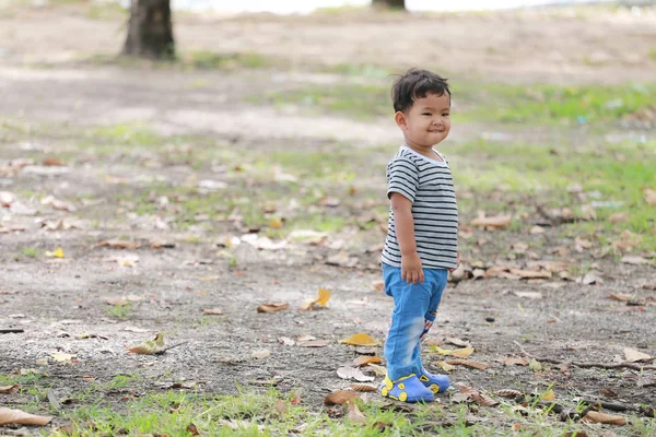 Asiático niño chicos en feliz emoción acerca de dos años de edad . —  Fotos de Stock