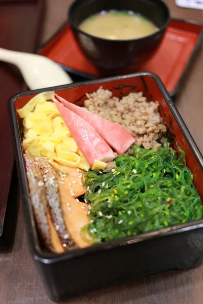 Japon tarzı ile somon pirinç.