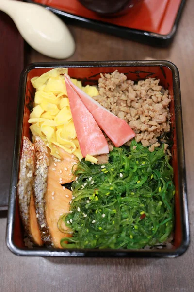 Lachs Reis mit japanischem Stil. — Stockfoto