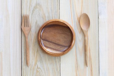 Ahşap kase ve tahta kaşık ahşap arka plan üzerinde.