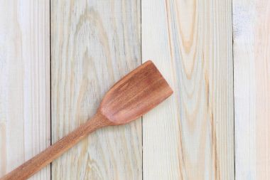 Ahşap Kepçe bir ahşap zemin üzerinde oynanan.