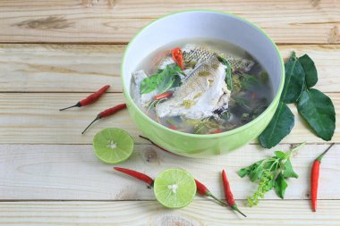 Gerres oyena veya ortak gümüş-biddy, sıcak balık ve üzerinde çorbası ekşi