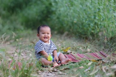 Asyalı çocuk çocuk Bahçe, öğrenme ve sağlık kavramı Tay mat oturmak.