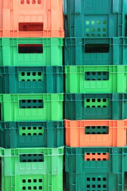 Yığın plastik konteyner.