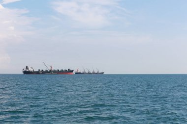 Denizde kargo gemisi.