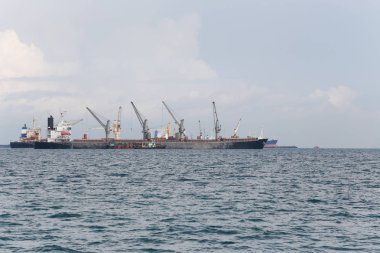 Denizde kargo gemisi.