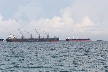 Denizde kargo gemisi.