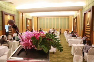 Konferans salonunda Sahne Alanı'nda mikrofonlar.