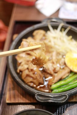 Domuz eti pilav yemek sosu ile.