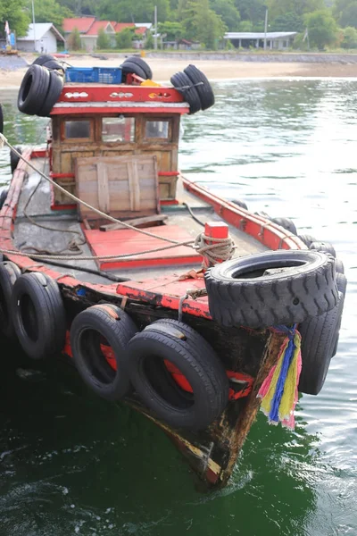 Barco de madeira para o transporte marítimo na Tailândia . — Fotografia de Stock