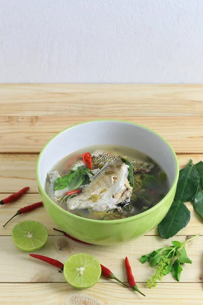 Gerres oyena nebo společné silver-biddy ryby z horké a kyselé polévky na — Stock fotografie