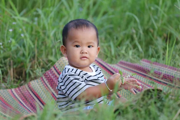 Asiático Niño Sentarse Tailandés Mat Jardín Concepto Aprendizaje Salud —  Fotos de Stock