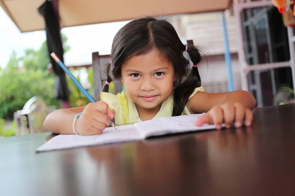 Asiática Niña Uso Lápiz Escribir Cartas Sobre Libro Concepto Educación — Foto de Stock