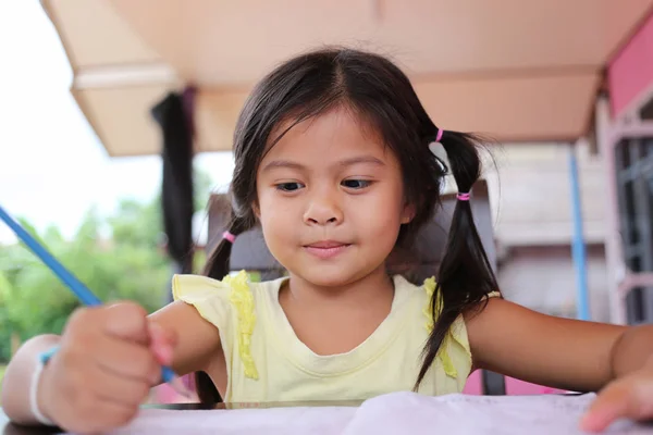 Asiática Niña Uso Lápiz Escribir Cartas Sobre Libro Concepto Educación — Foto de Stock