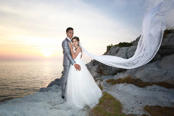 亚洲情侣婚前摄影 地点杨嗣昌岛的景点在泰国春武里 — 图库照片