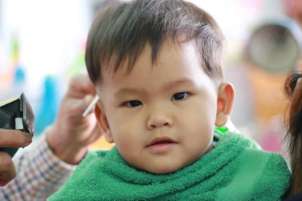 Asijské Boy Zelené Košili Holičství Koncepce Zdravotní Péče — Stock fotografie
