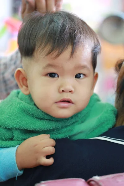 亚洲男孩在一个绿色衬衣在理发店 健康保健的概念 — 图库照片