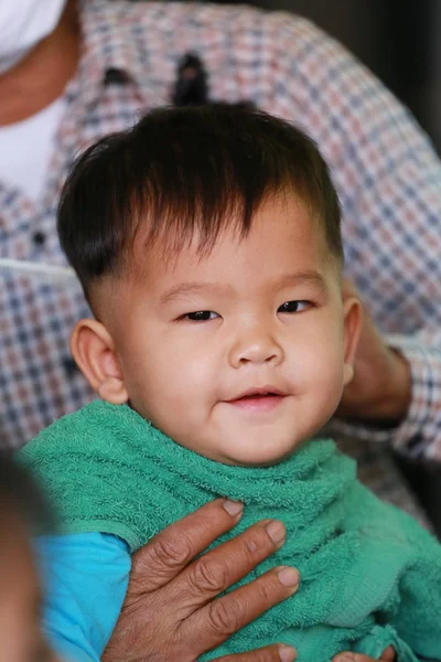 Asijské Boy Zelené Košili Holičství Koncepce Zdravotní Péče — Stock fotografie