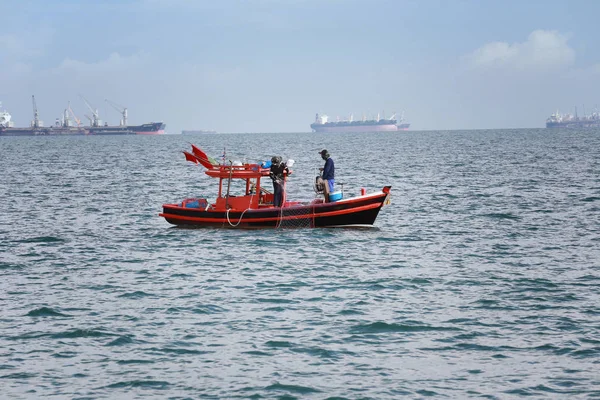 Peuple thaïlandais et bateaux de pêche dans la mer de Thaïlande . — Photo