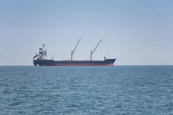 Frachtschiff im Meer. — Stockfoto