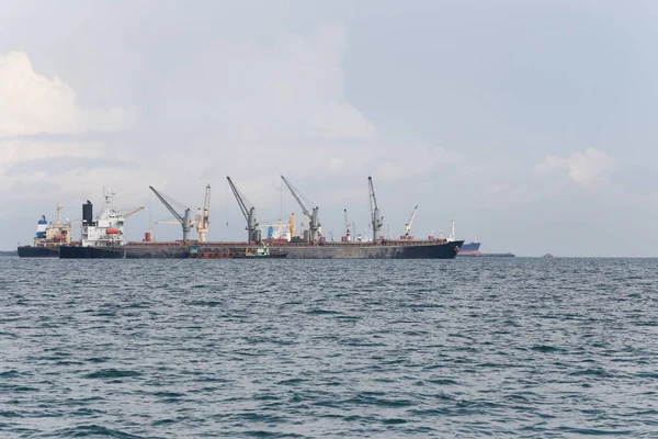 Buque de carga en el mar. — Foto de Stock