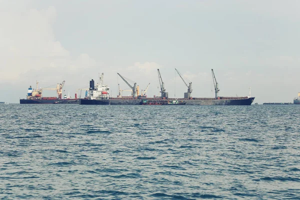Lastfartyg i havet. — Stockfoto