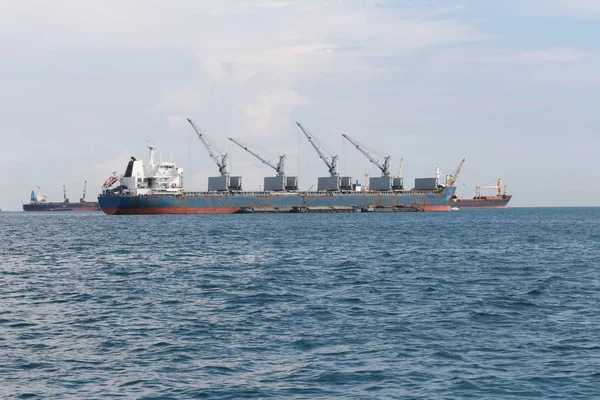 Denizde kargo gemisi.